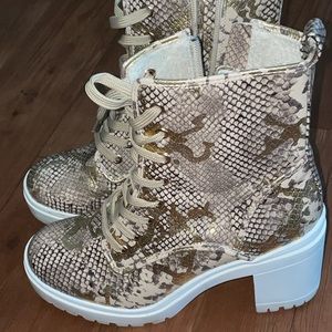 Platform combat boot